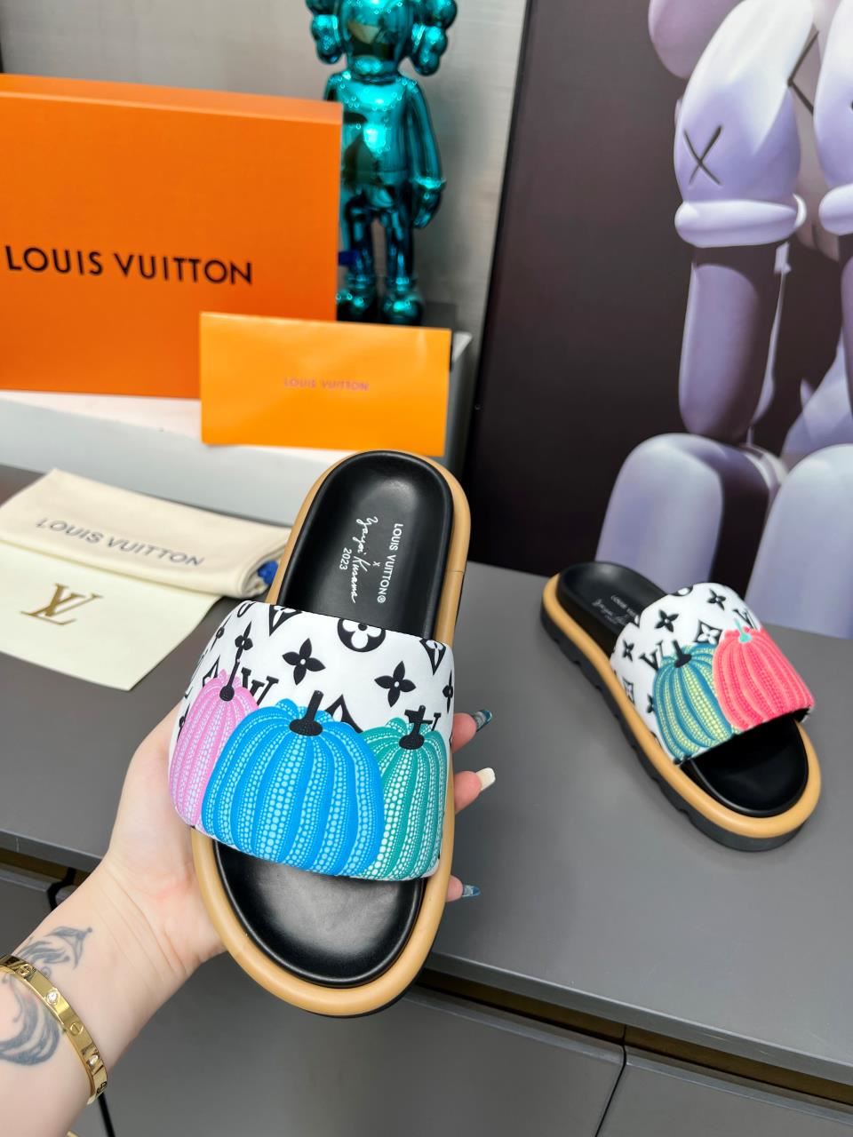 Louis Vuitton Slippers